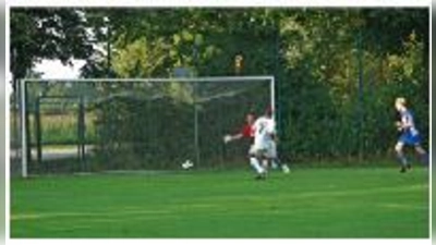 Tag des offenen Tores: Imad Boumiya (Nummer 7)  muss nach einem Traumkonter nur noch den Fuß hinhalten zum 3:0 gegen Oberhaunstadt.	 (Foto: ba)