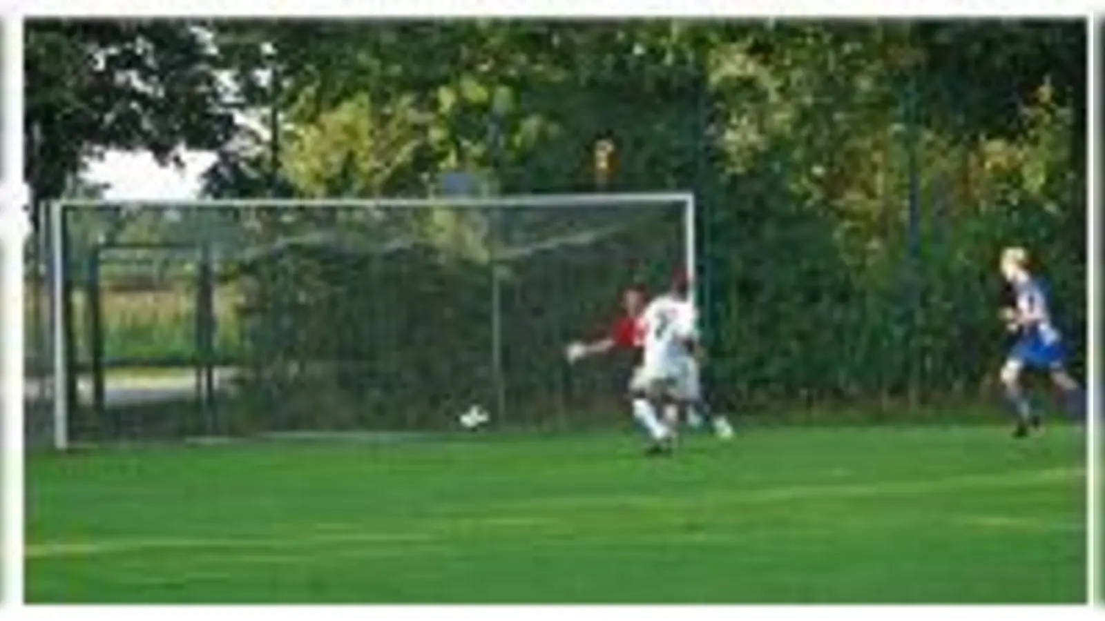 Tag des offenen Tores: Imad Boumiya (Nummer 7)  muss nach einem Traumkonter nur noch den Fuß hinhalten zum 3:0 gegen Oberhaunstadt.	 (Foto: ba)