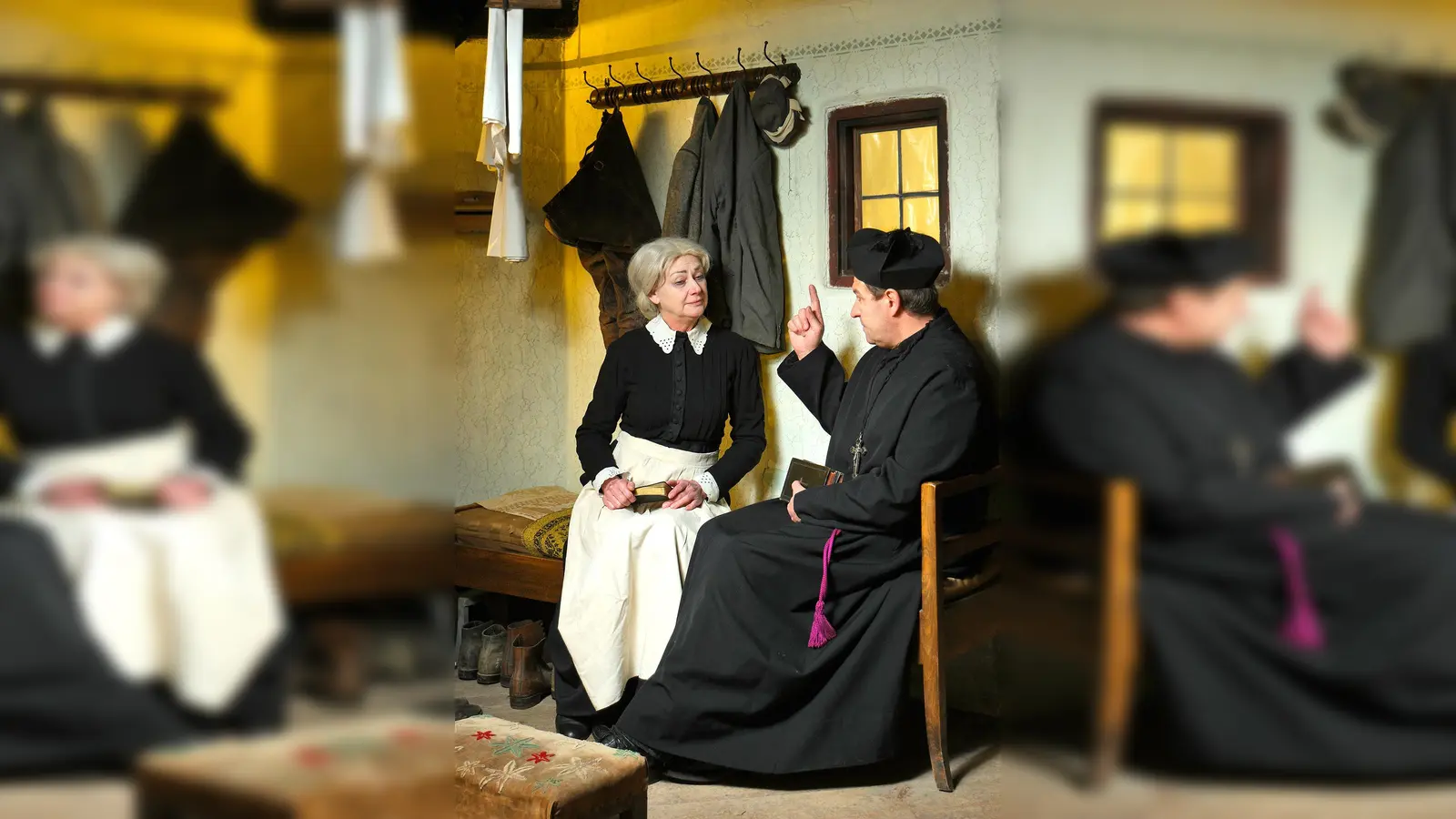 Lore Wimmer als Bäuerin mit Gerhard Zech als Pfarrer Köckenberger. (Foto: VA)