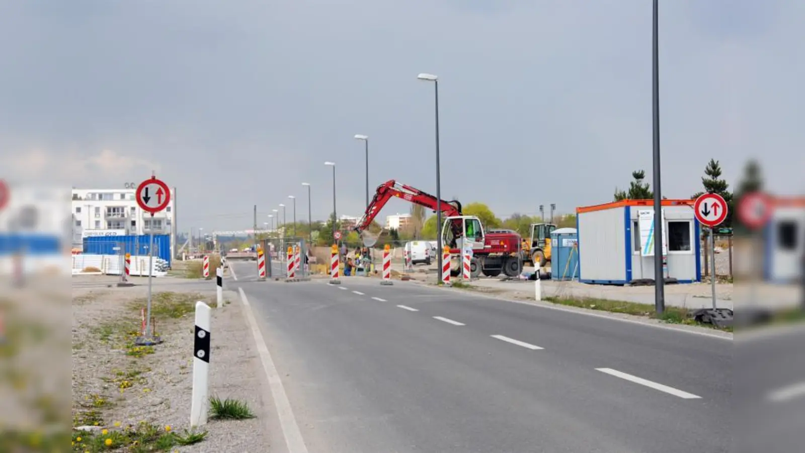 Von der Centa-Hafenbrädl-Straße ist noch nicht viel zu sehen, doch an dieser Stelle wird sie in absehbarer Zukunft die Anton-Böck-Straße kreuzen – und hier verläuft dann auch die Fernwärmeleitung der Stadtwerke München. (Foto: Eva Schraft)