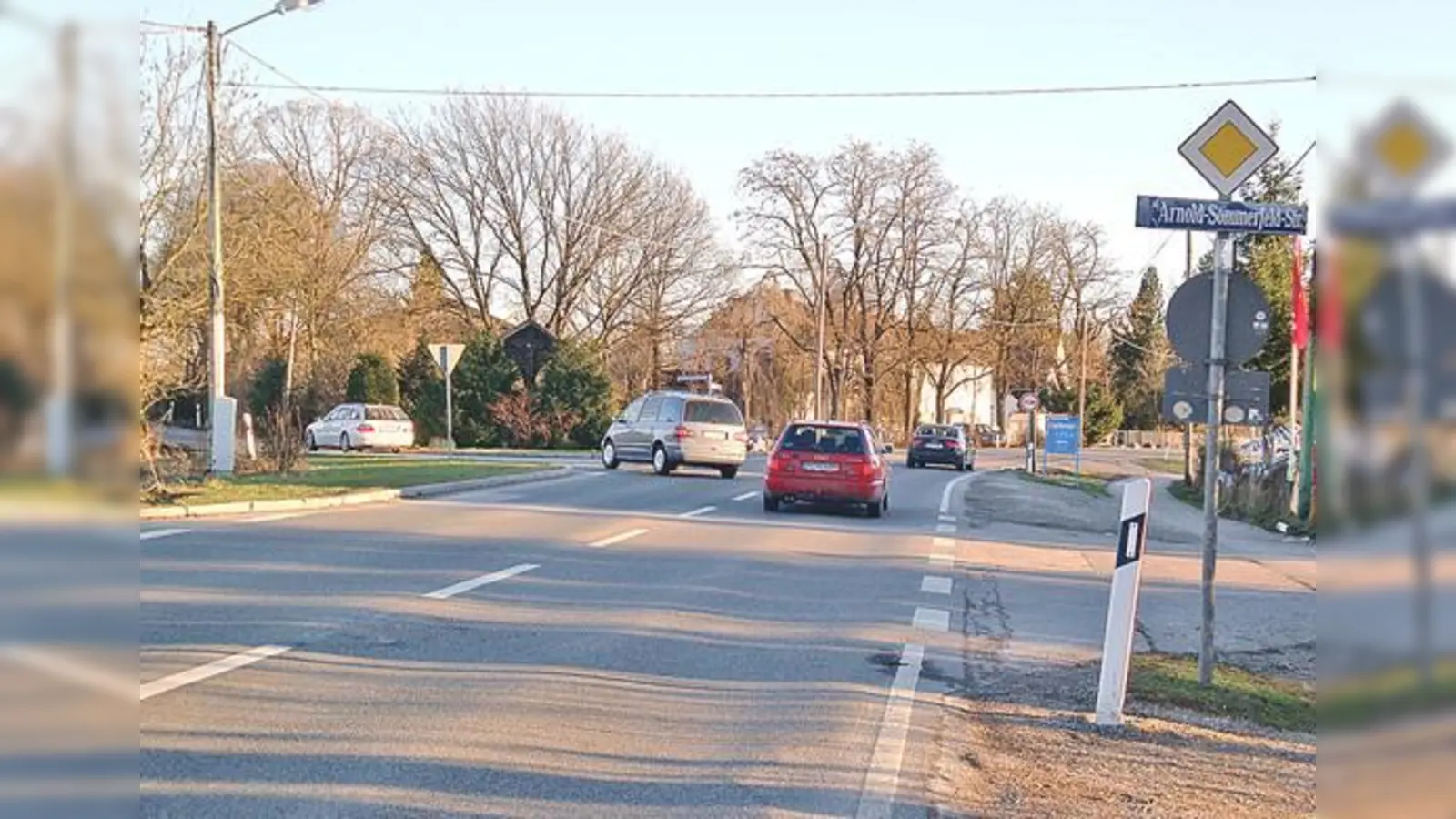 Wer abbiegen will, muss auf der Carl-Wery-Straße frühzeitig abbremsen.  (Foto: Pietsch)