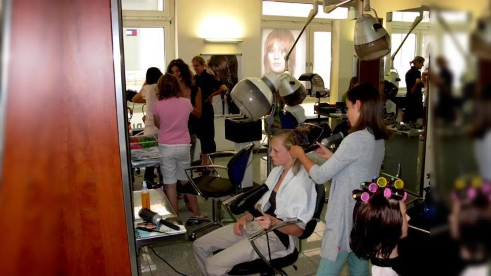 Neue Frisur? So lautet der Titel eines der Angebote von Ingrid Röser für die Ferien.	 (Foto: VA)