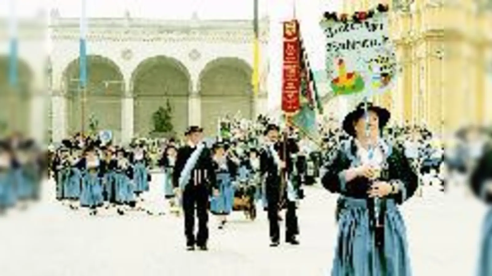 Der Truderinger Trachtenverein beim Wiesn-Umzug.   (Foto: Karl Hirt)