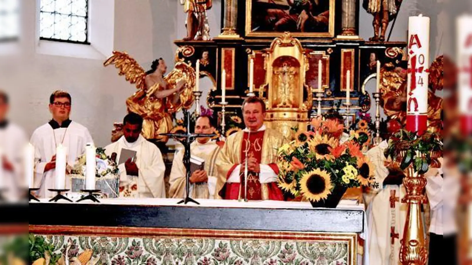 Nicht allzu häufig! Vier Priester zelebrieren den Abschiedsgottesdienst von Ceslaw Sajdak in Feldkirchen.	 (Foto: Pfarrgemeinderat Feldkirchen)