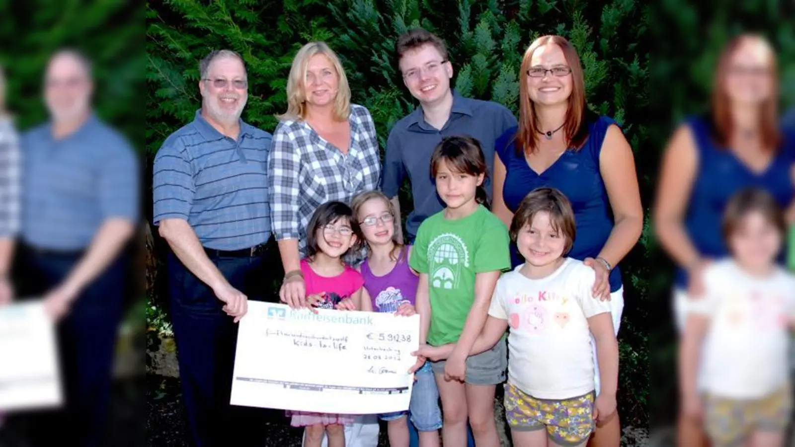 Der ehemalige Verein übergibt den Scheck an die Stiftung. 	 (Foto: Privat)