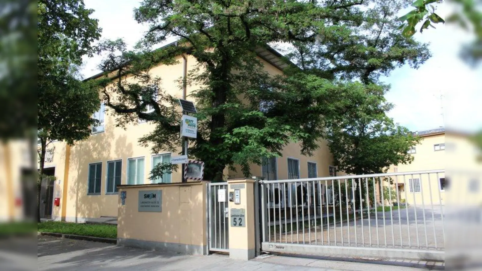 Einer von insgesamt drei Standorten in Neuhausen-Nymphenburg, an dem sich die Stadtwerke ein neues Heizkraftwerk vorstellen könnten: das Gelände des Umspannwerkes an der Landshuter Allee. (Foto: sb)