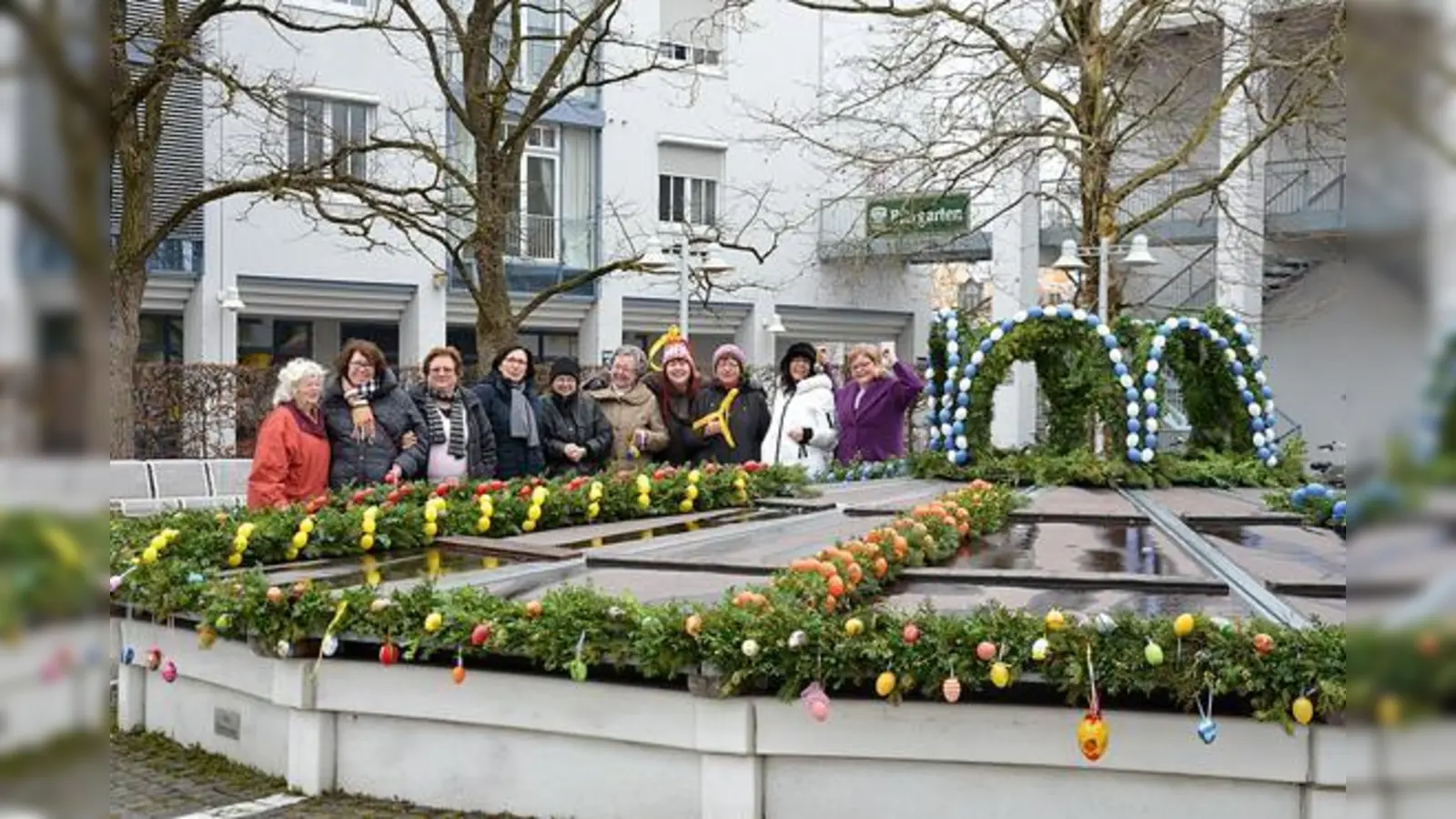Stolz präsentierten einige Damen des Frauenkreises St. Otto	 und der BVO den geschmückten Osterbrunnen 2018.	 (Foto: MO)