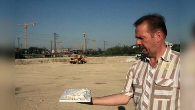Heinz-H. Mehring präsentiert das Modell der künftigen Anlage. „Unsere städtebauliche Idee zielt auch darauf ab, das angrenzende Villenviertel vor Bahn- und Straßenlärm abzuschotten.“ (Foto: US)