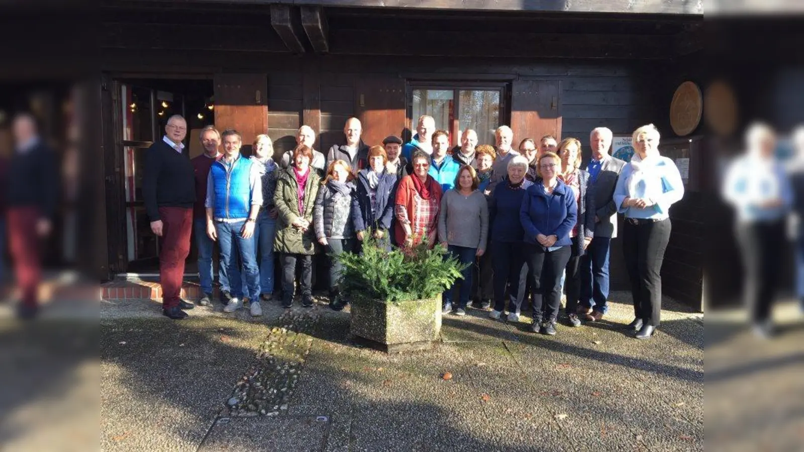 Zu einem Vortrag mit Vereinsberater Michael Blatz (2.v.r.) kamen zahlreiche Vertreter und Ehrenamtliche von Vereinen aus dem Landkreis. (Foto: LRA Dachau)