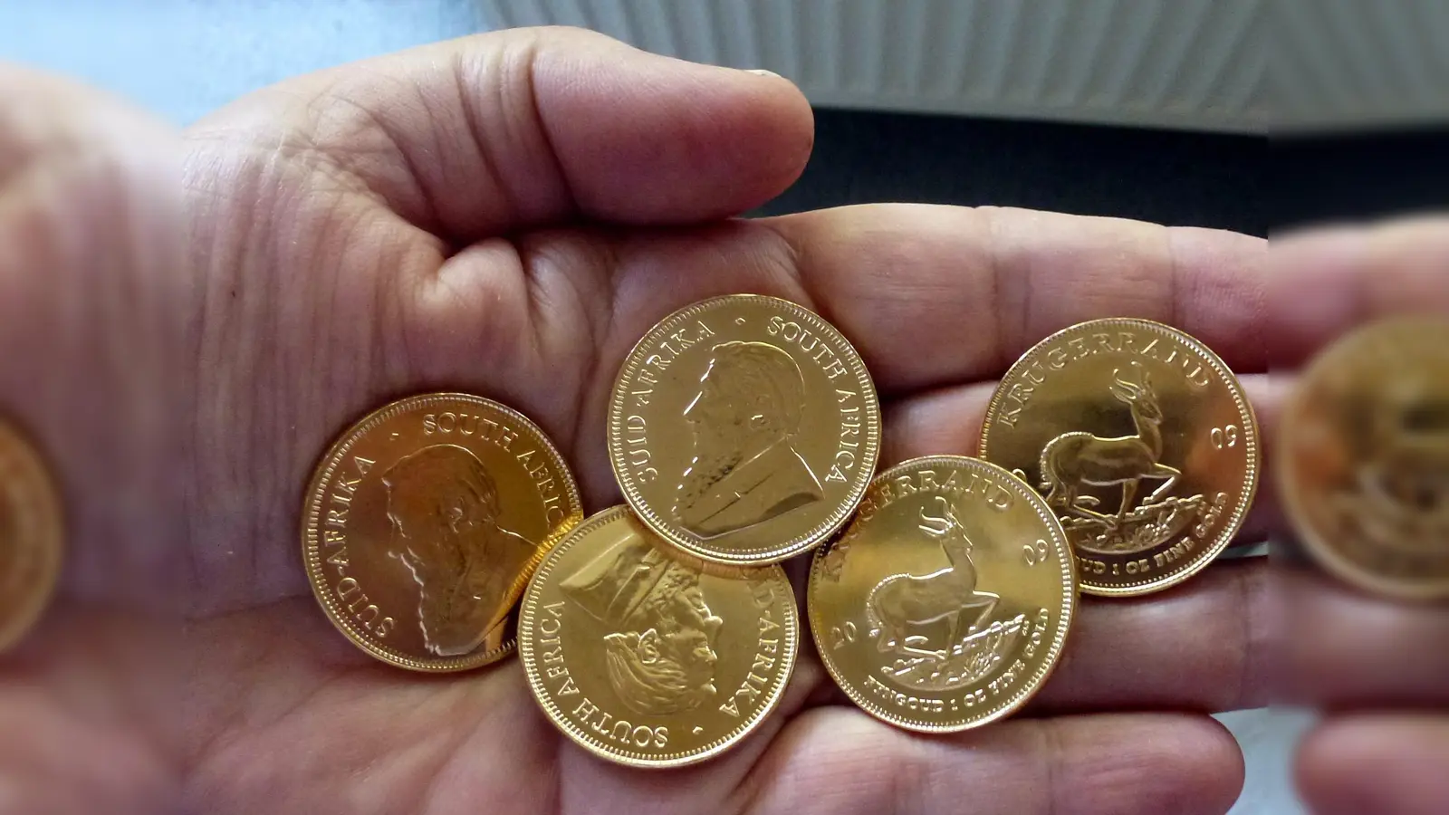 Es wurden Schmuckgegenstände und Goldmünzen im Wert vom mehreren Zehntausend Euro entwendet. (Symbolbild: Jan Kowalski/pixelio.de)