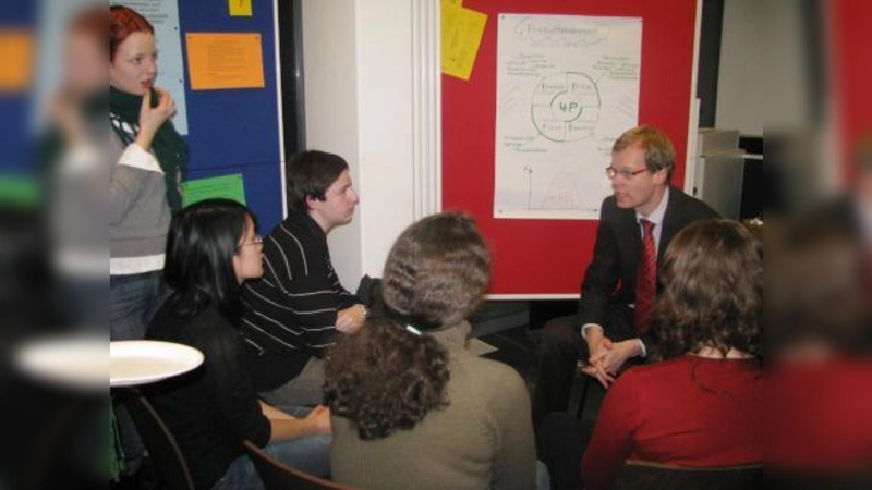 Vor allem im persönlichen Gespräch mit den Referenten konnten sich die Schüler/innen des Karlsgymnasiums ein Bild von den verschiedensten Berufen machen. (Foto: Doris Langenbacher)