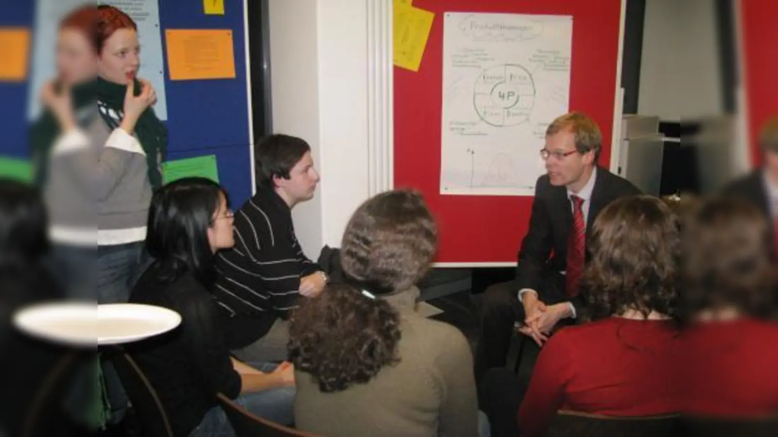 Vor allem im persönlichen Gespräch mit den Referenten konnten sich die Schüler/innen des Karlsgymnasiums ein Bild von den verschiedensten Berufen machen. (Foto: Doris Langenbacher)