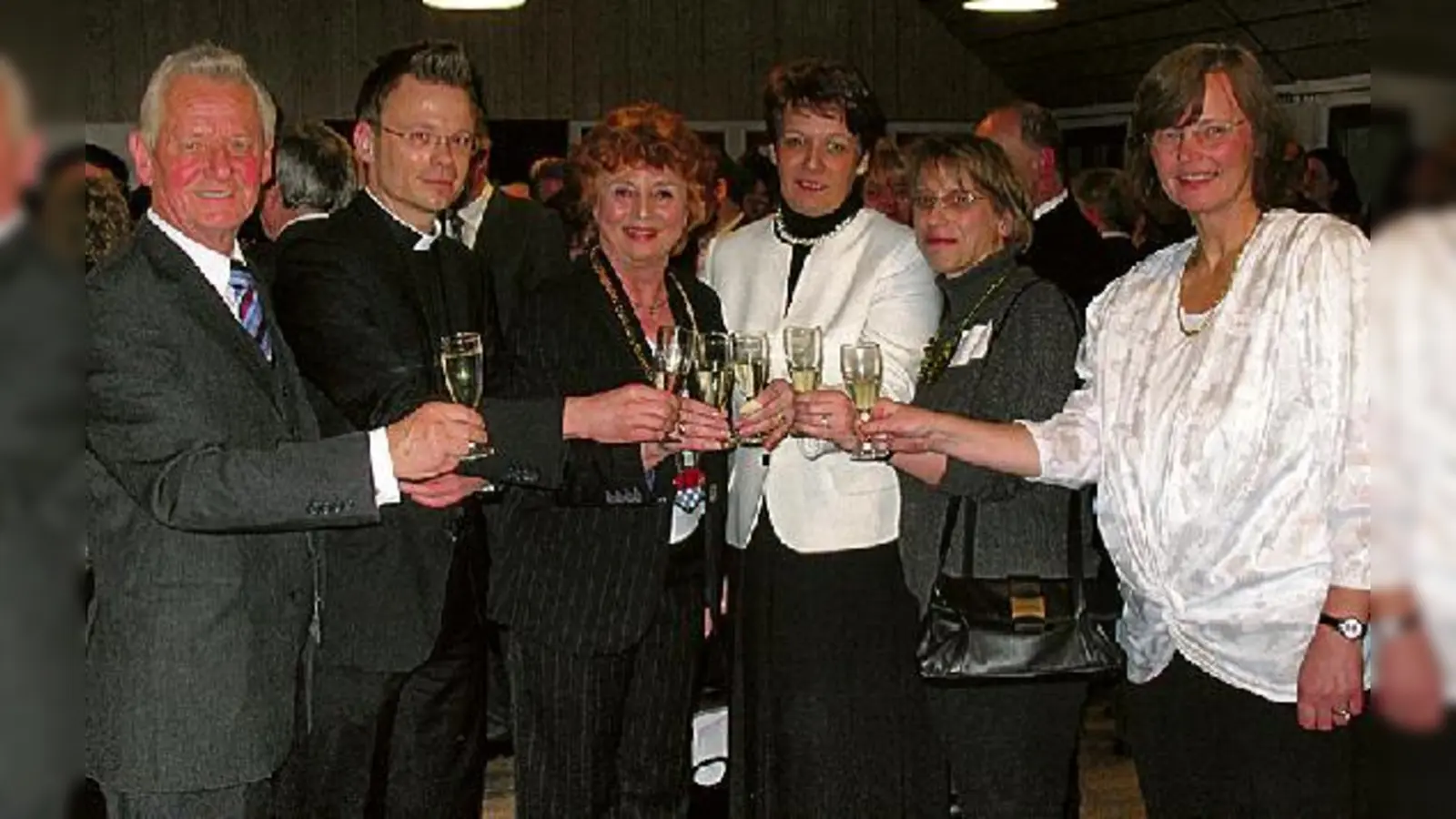 Auf ein gutes 2009: Pfarrverbandsratsvorsitzender Peter Benthues, Pfarrer Ulrich Kampe, Bürgermeisterin Elisabeth Ziegler, Monika Rau von Pfarrverband, Pfarrerin Martina Buck und Gönke Klart, Vertrauensfrau des ev. Kirchenvorstands (v. li.).	 (Foto: VA)