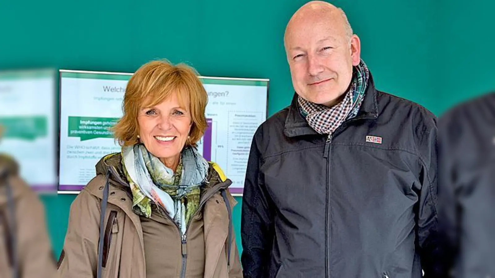 Die Schauspielerin Ulrike Kriener war mit von der Partie beim Impftruck in München. Hier ist sie zusammen mit Dr. Thomas Klemme.	 (Foto: VA)