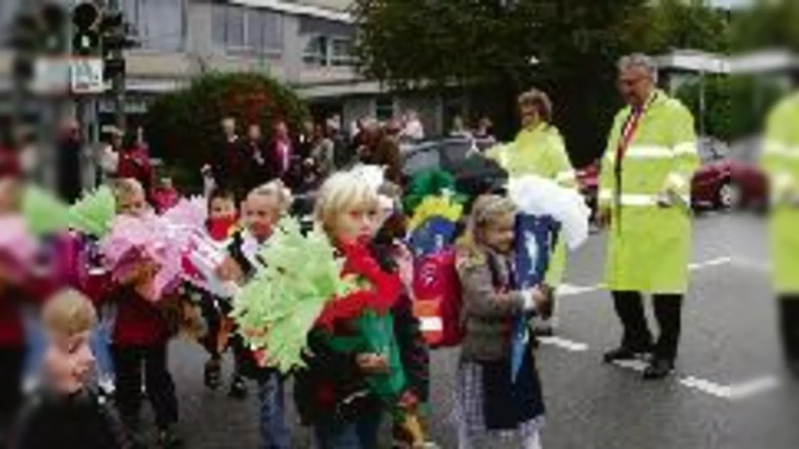Vorbildlich: Zum Schulanfang begleitet Staatsminister Joachim Herrmann gemeinsam mit Johanna Schweikl die ABC-Schützen sicher über die Straße.  (Foto: ko)
