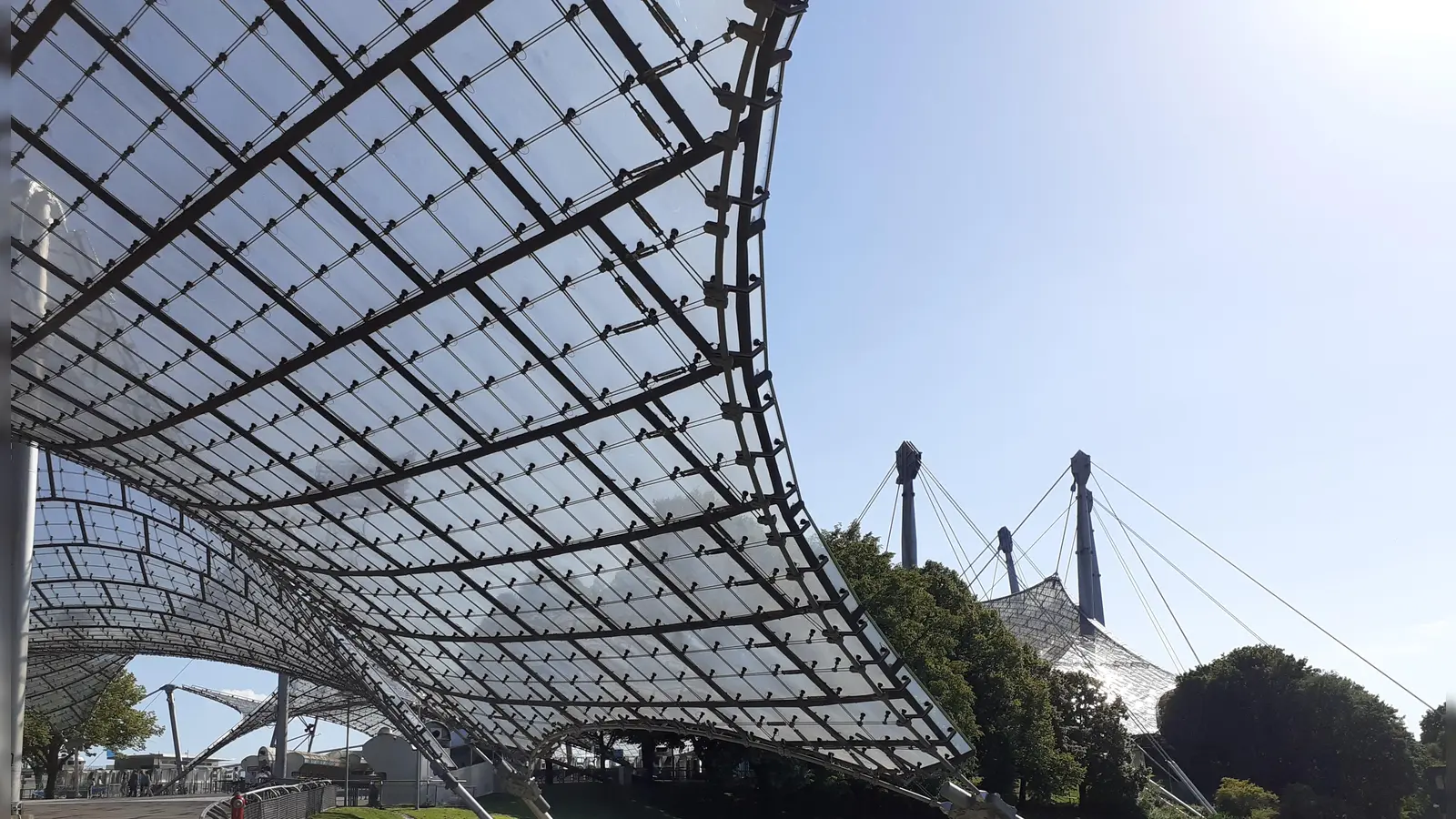 Mit seiner einzigartigen Architektur, den Sportstätten und den Grünflächen bewirbt sich der Olympiapark um den Titel Welterbe der UNESCO. (Foto: mha)