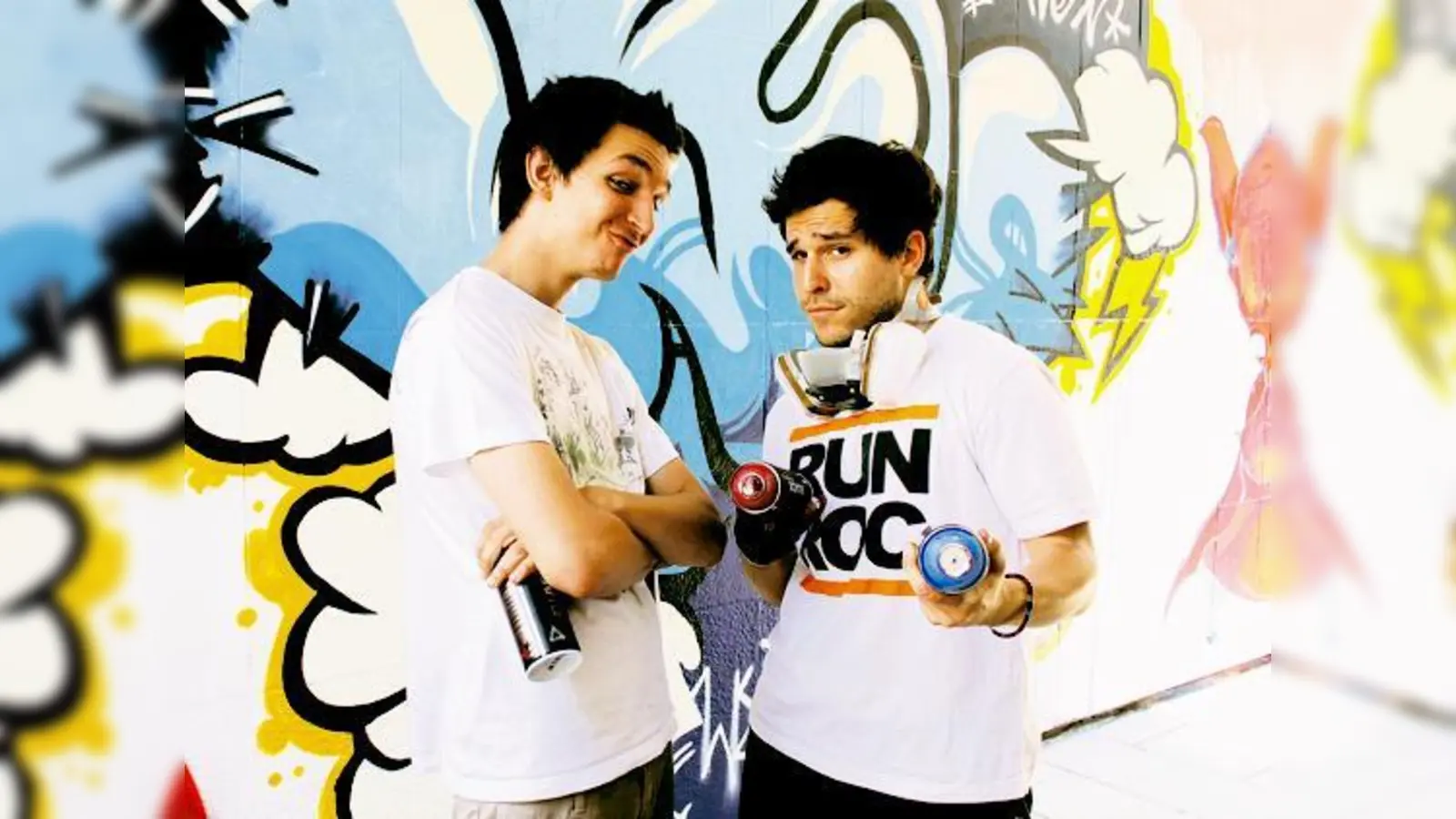 Anil Akal (19, li.) und sein Cousin Emre (28) sind stolz auf ihr Graffiti-Werk in der Unterführung an der Münchner Freiheit. 	 (Foto: ko)