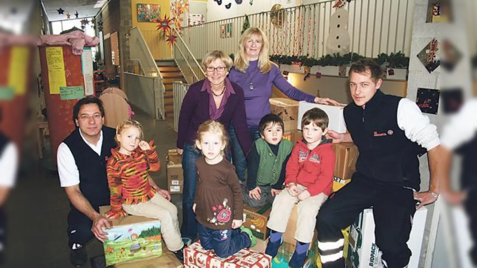 Leiterin Erika Brunner-Jakob (links) übergab mit ein paar Kindern Pakete für die Hilfsaktion.  (Foto: ws)