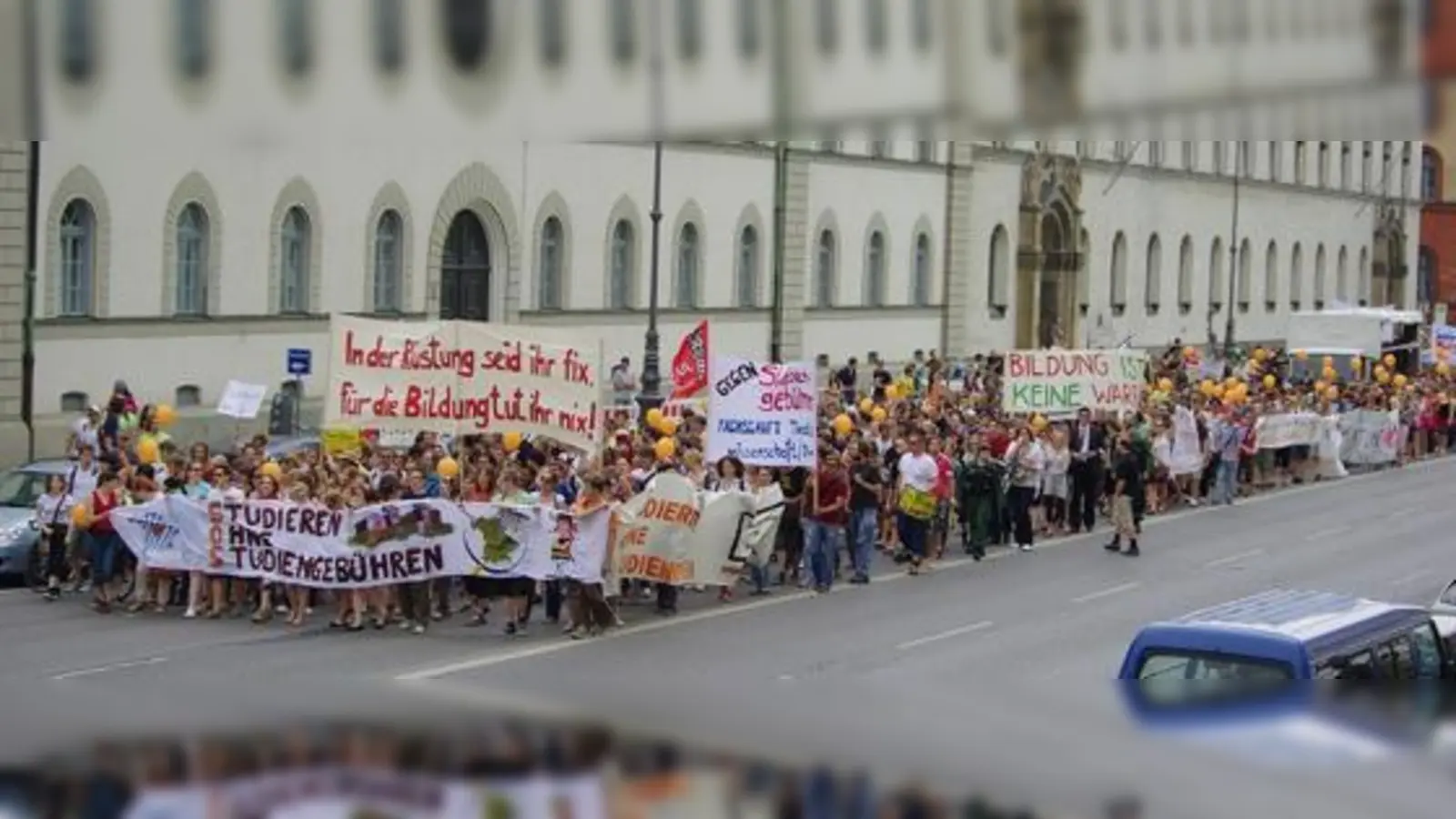 Rund 4.000 Studenten gingen am Donnerstag auf die Straße: Sie fordern die Abschaffung der Studiengebühren.	 (Foto: SOS)