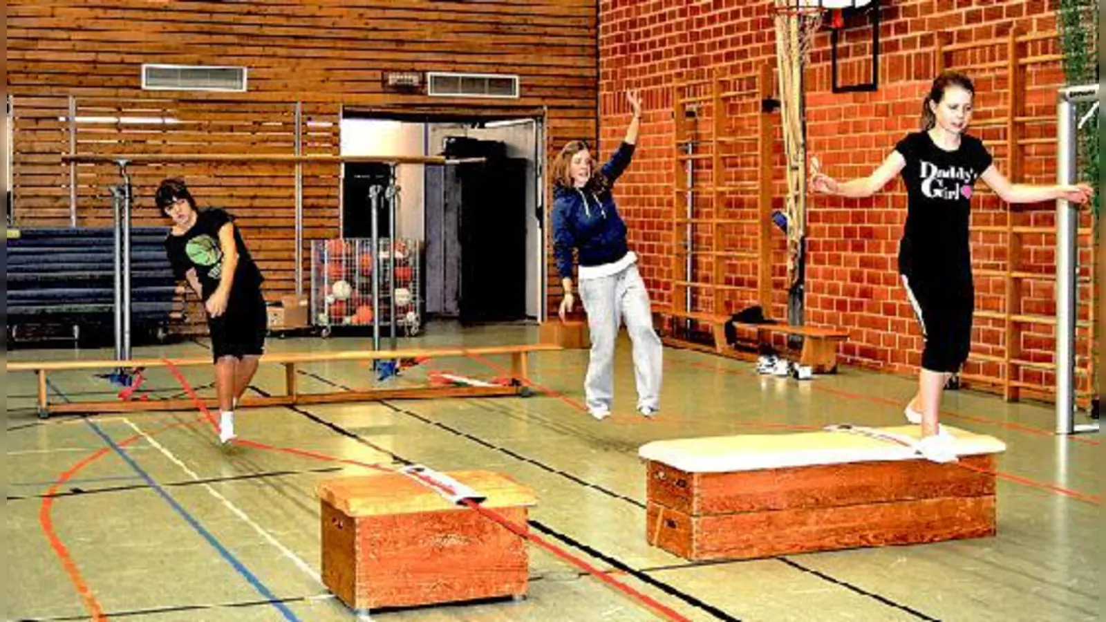 Die ersten Schritte auf der Slackline sind eine große Herausforderung an Mut, Gleichgewicht, Kraft und Geschicklichkeit. Ein regelmäßiges Training führt aber sehr schnell zu großen Fortschritten.	 (Foto: VA)
