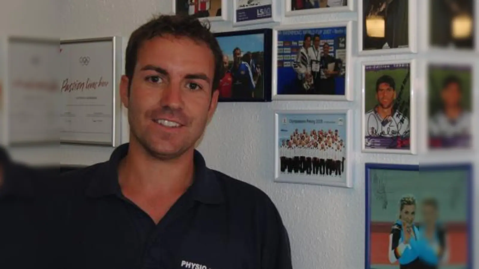 Patrick Gemmeke vor seiner beeindruckenden Autogrammwand. Damit bedankten sich Spitzensportler die zu seinem Kundenkreis zählen.<br>Foto:kdk