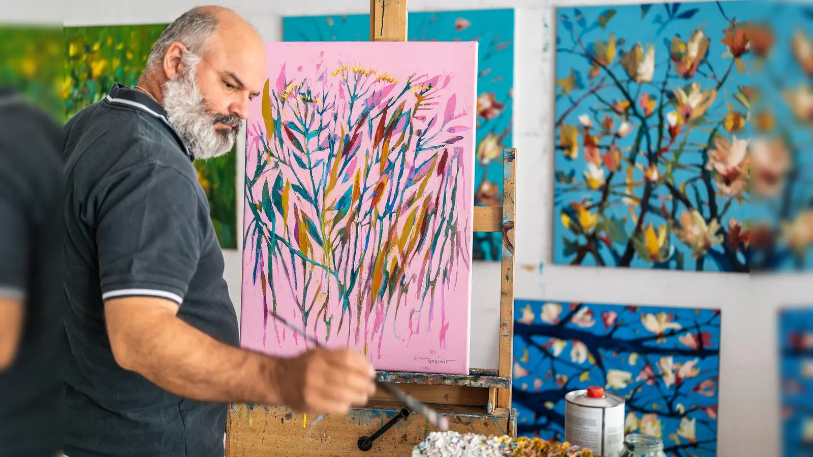 Der Maler Krassimir Kolev zeigt seine Bilder in der Galerie im Haarer Rathaus. (Foto: Gemeinde Haar)