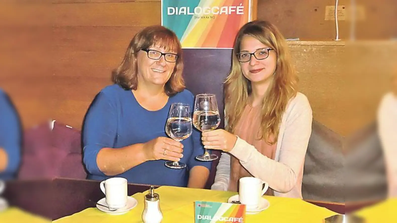 Die Gastgeberinnen des Dialogcafés in Milbertshofen: Simone Glück und Karmela Vellguth	 (Foto: Kulturhaus Milbertshofen)