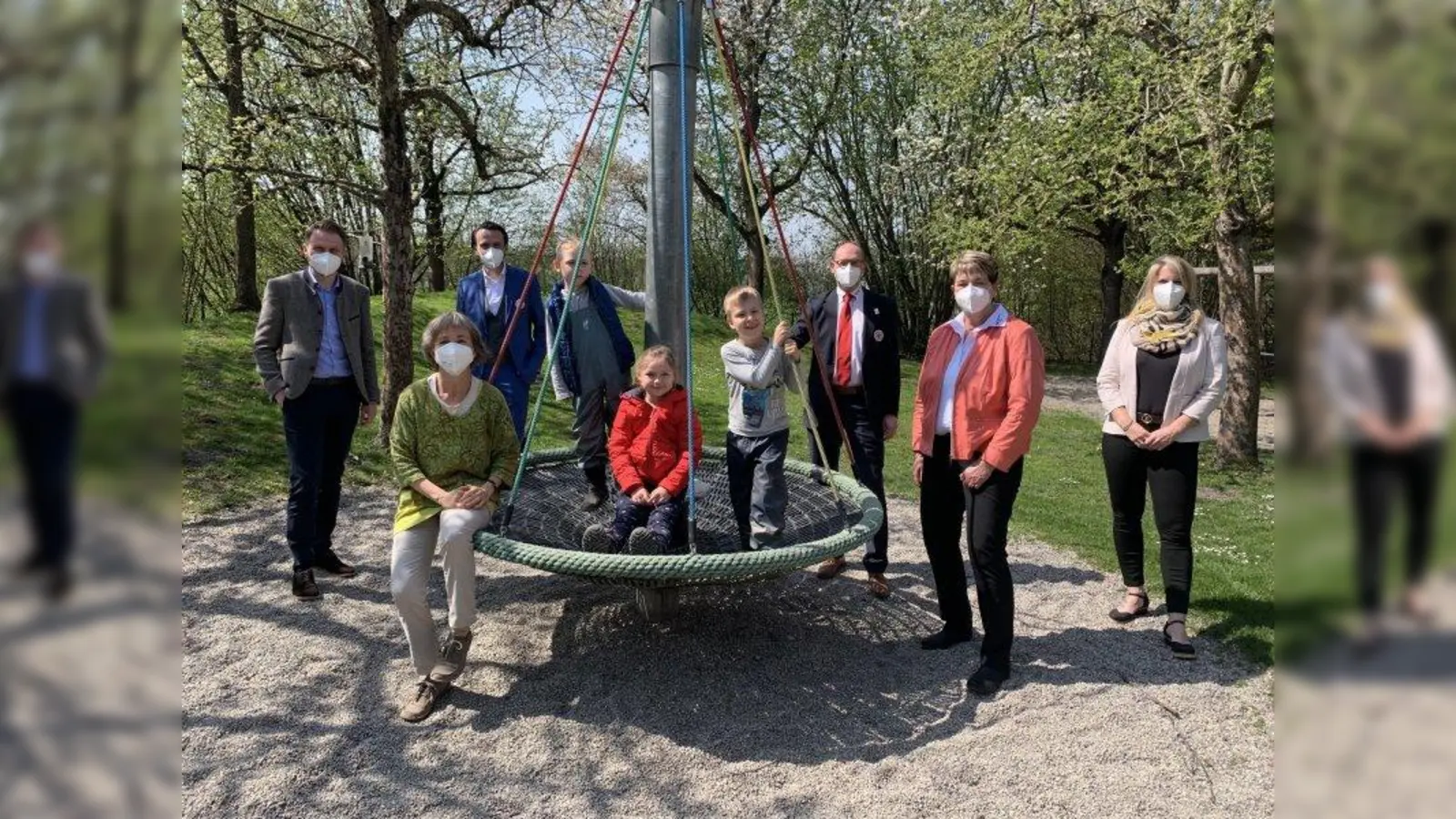Ein Teil der Kinder aus dem Kindergarten Flohzirkus begrüßten gemeinsam mit ihrer Kindergartenleitung Lisa Zimprich (sitzend): Markus Fuchs, Paul Polyfka, Bernhard Seidenath, Monika Lipske und Nathalie Schieb (von links). (Foto: BRK)