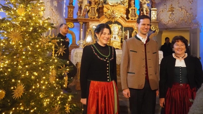 Der Bayrische Dreigesang Korntheuer-Staltmeier umrahmt die Lesung musikalisch (von links): Anita Staltmeier, Nepomuk Korntheuer und Annemarie Korntheuer (Foto: privat)