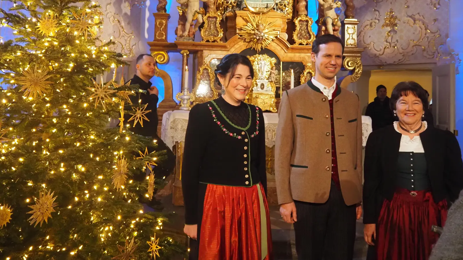 Der Bayrische Dreigesang Korntheuer-Staltmeier umrahmt die Lesung musikalisch (von links): Anita Staltmeier, Nepomuk Korntheuer und Annemarie Korntheuer (Foto: privat)