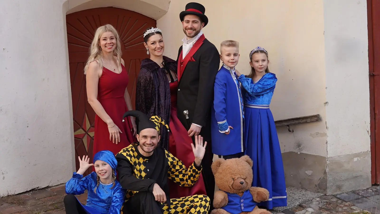 Die Dreigestirne der Grafinger Faschingsbären freuen sich auf die bevorstehenden tollen Tage.  (F: Verena Saißreiner)