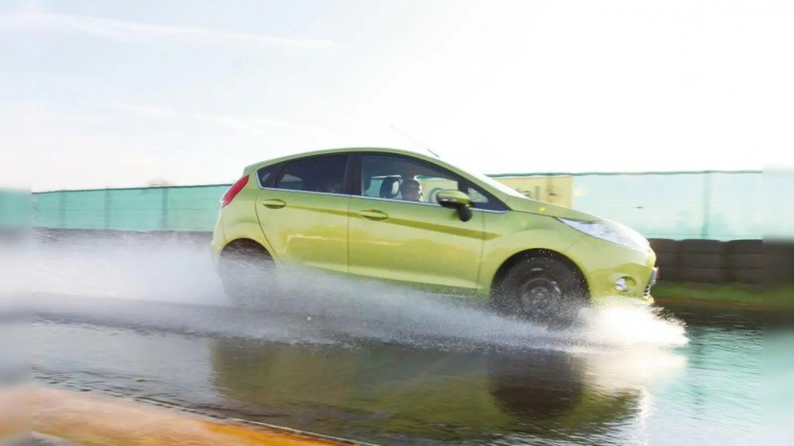 Beim ADAC Reifentest werden die Verbraucher über wichtige Kaufkriterien informiert wie das Fahr- und Bremsverhalten der Reifen auf nasser und trockener Fahrbahn, bei Aqua­planing sowie hinsichtlich des Geräuschpegels, des Kraftstoffverbrauchs und des <br>Verschleißes. (Foto: ADAC)