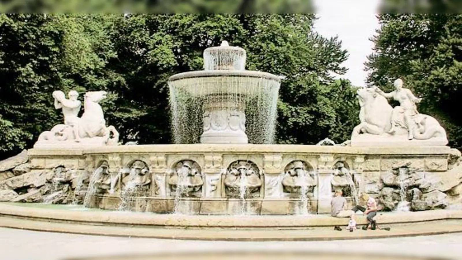 Schön, macht aber  (Foto: einer der 185 Brunnen, hier am Maxmimiliansplatz.)