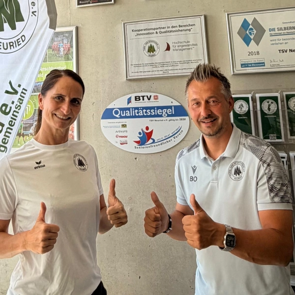 Martina Quirling und Oliver Beer freuen sich über das neue BTV-Qualitätssiegel „Seniorenfreundlicher Verein“. (Foto: TSV Neuried e.V.)