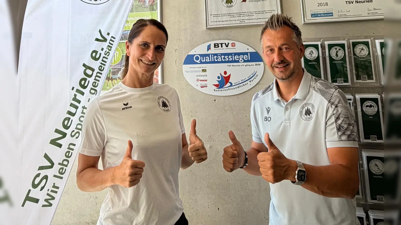 Martina Quirling und Oliver Beer freuen sich über das neue BTV-Qualitätssiegel „Seniorenfreundlicher Verein“. (Foto: TSV Neuried e.V.)
