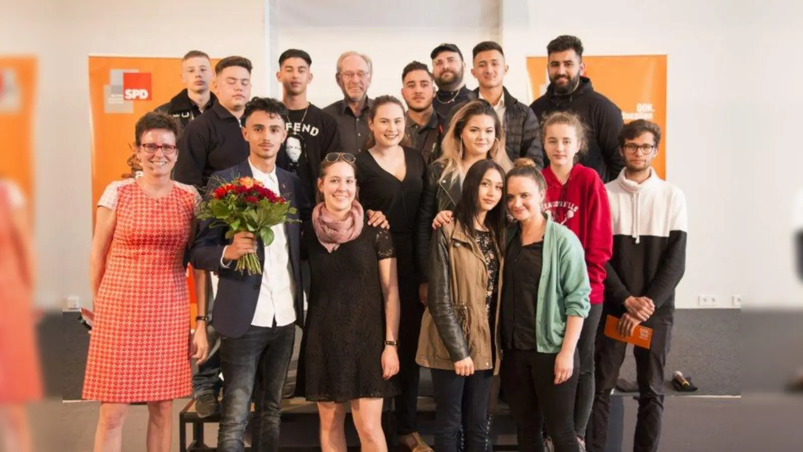 Bekamen den Preis von Isabell Zacharias (links unten) und Dr. Dieter Reithmeier (Lehrerverband) (vierter von links oben) überreicht: Marvin Nenning, Rabea Babic, Hussein Al Hashimi, Selin Ibishi, Derman Eker, Vasilia Fotoglidis, Dennis Risling, Fehad Alatar, Serkan Yarar, Soheb Fazelyar, Leopold Schumann, Arlinda Ahmeti und Alexa Akopova – sie alle haben sich in den Faschingsferien vier Tage hintereinander nach draußen in die eisige Kälte und den tiefen Schnee gewagt, um ihr Stadtviertel filmreif abzubilden. Mit dabei auch Katharina Winter (Medienpädagogin) (dritte von links unten) und Janne Drücker (Betreuerin) (unten rechts). (Foto: Feierwerk)