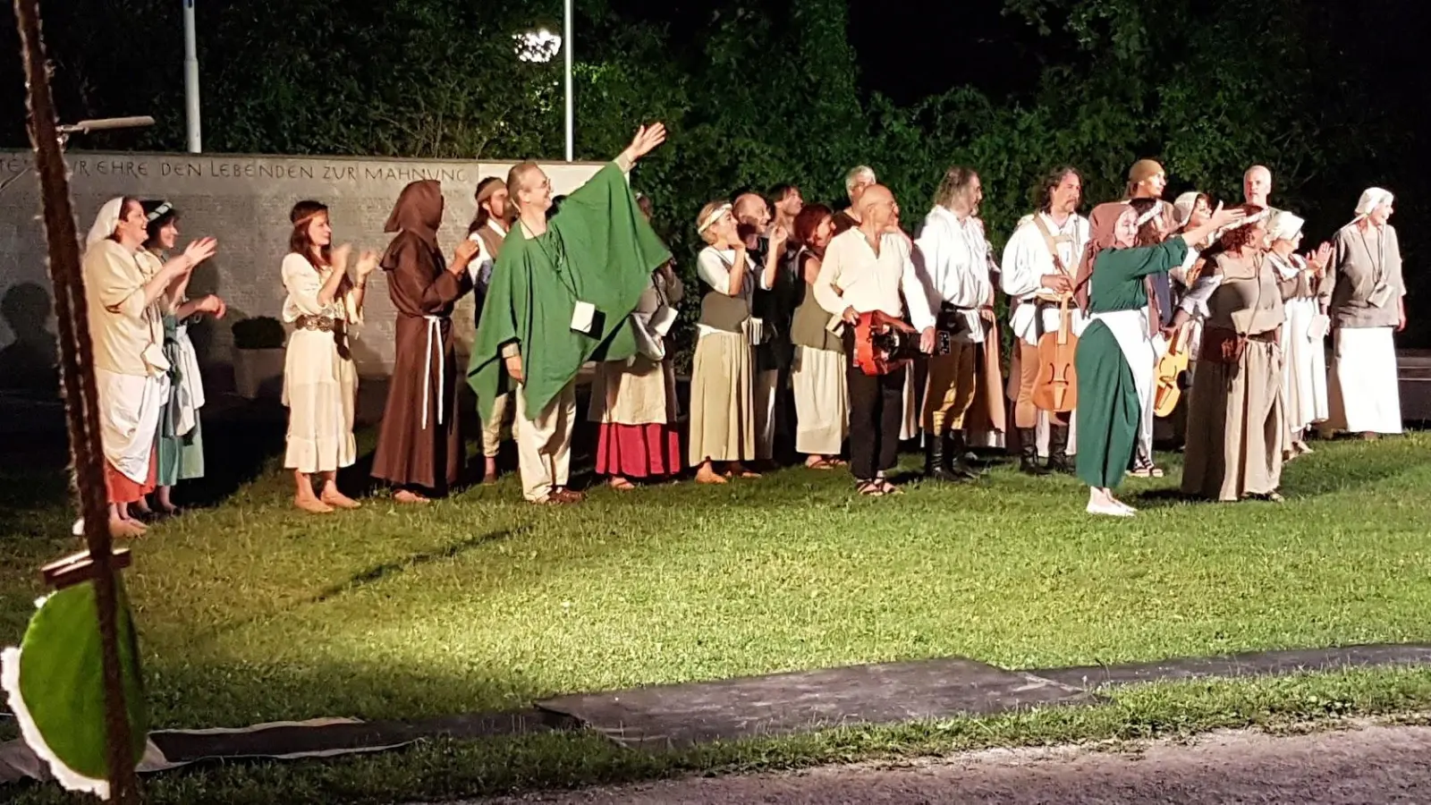  „Der Chor“ und seine mittelalterlichen Musikanten unterhalten die Gesellschaft mit mittelalterlichen Liedern und Spielstücken. (Foto: Waltraud Prünner)