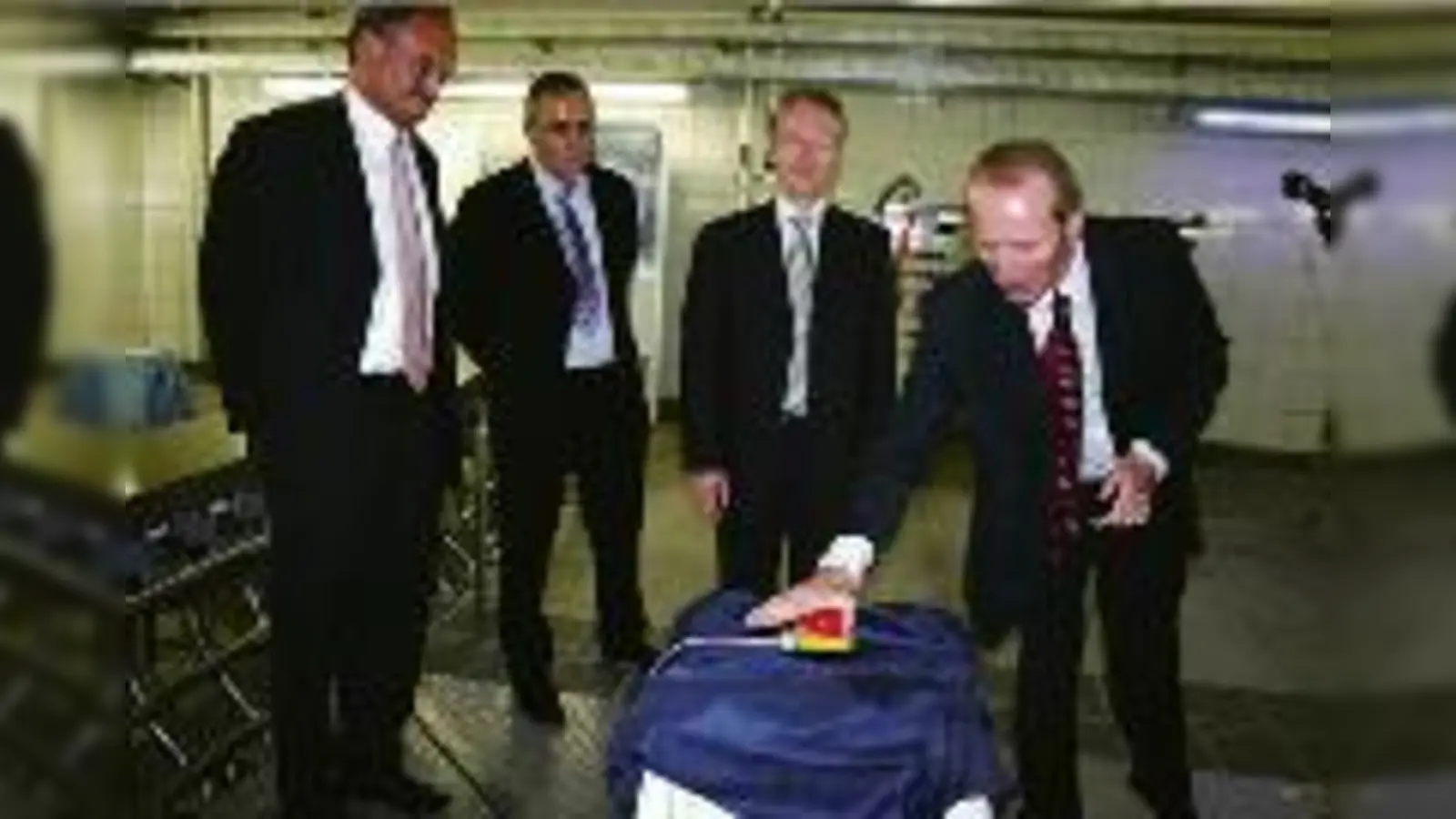 Start  (Foto: Hep Monatzeder (r.) drückt den großen roten Knopf  ohne dabei der Umwelt zu schaden, denn die UV-Anlage arbeitet ohne Nebenwirkungen.)