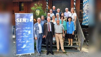 MdL Bernhard Seidenath, Burkhard Haneke, Bernhard Gaigl (v. l., 1. Reihe), Hansjörg Christmann, Elisabeth Leukhart, Elke Habersetzer, Maria Kreitmair (v. l., 2. Reihe), Hans Hirth, Martina Thurow, Elsa Bergschneider (v. l., 3 Reihe), Karl-Heinz Bruchmann, Joachim Hampe, Wolfgang Hampe, Jürgen Schindler, Ramona Fruhner (v.l., 4. Reihe). (Foto: Senioren-Union Dachau)