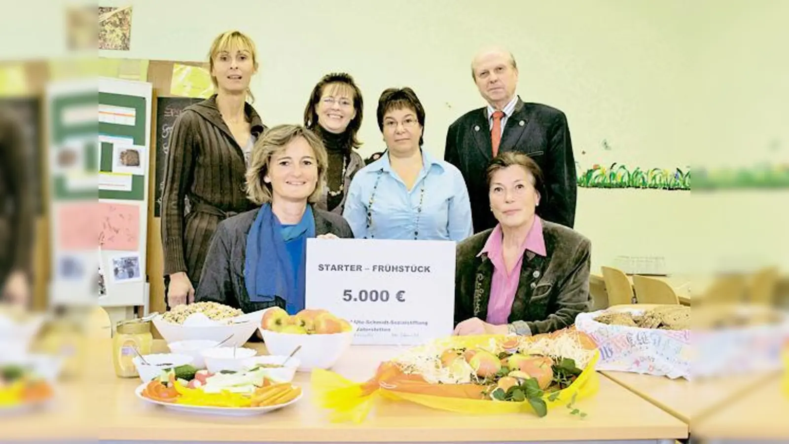 Hinten, steh. v. li.: Hauswirtschaftslehrerin Andrea Mooslechner, Sylvia Sassenbach und Silvia Tober, Manfred Schmidt; sitz.: Schulleiterin Manuela Strobl und Ute Schmidt.  (Foto: Ederer)