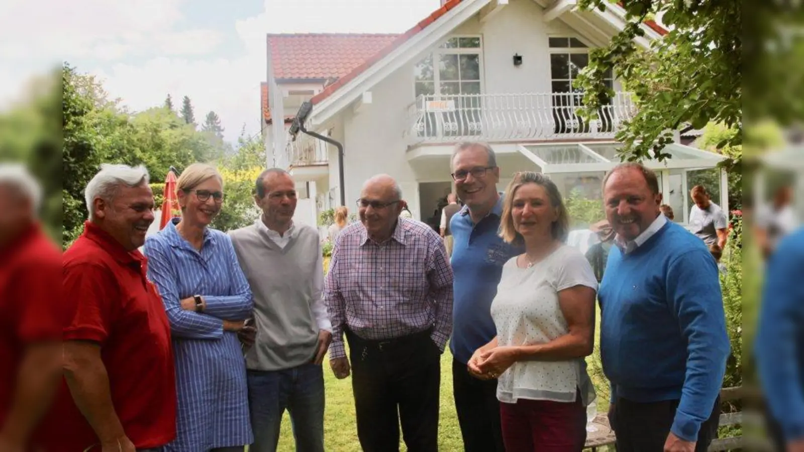 Austausch und Ideensammeln fürs naturnahe Gärtnern: Zur BVGL-Sonntagsrunde kamen der Ismaninger Kreisrat Max Kraus, Simone und Florian Ernstberger, Gemeinderat Günter Roll, BVGL-Chef Olaf Grohmann, Uschi Grünenwald vom Imkerverein und der stellvertretende Landrat Otto Bußjäger (v.l.). (Foto: us)