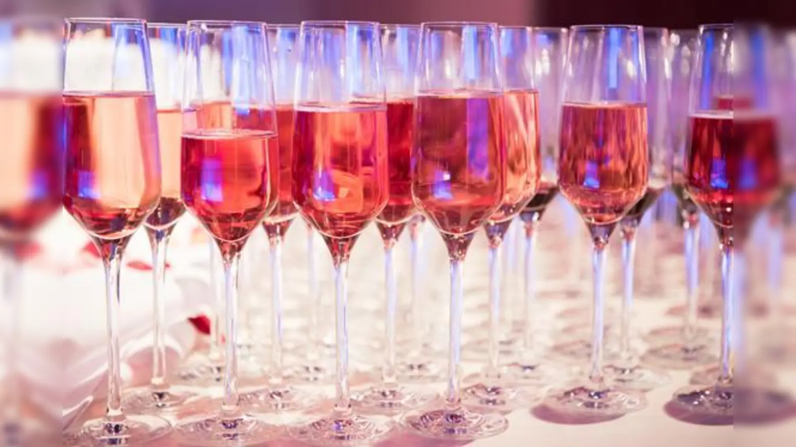 Ein schillerndes Silvester kann man im Kulturzentrum Taufkirchen erleben. Ob rauschende Ballnacht oder Party ab 24 Uhr, hier wird alles geboten.  (Foto: Roland Altmann)