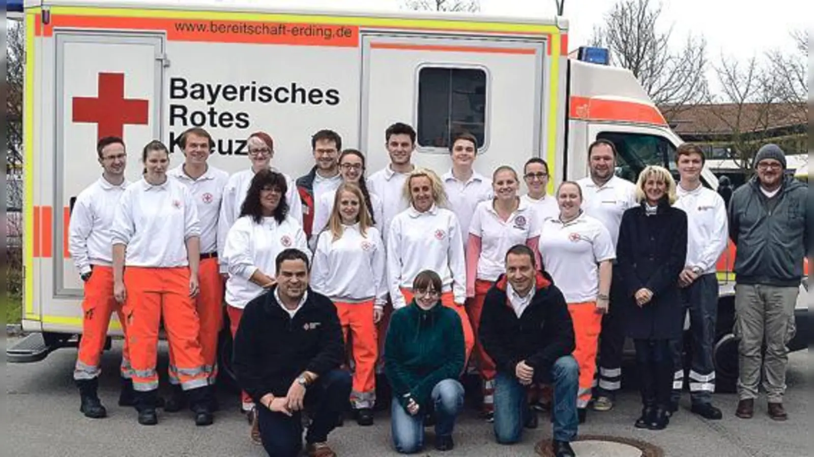 Die Ausbilder und Prüfer vom BRK Erding freuten sich über das erfolgreiche Ende des Fachlehrgangs Rettungsdienst. 	 (Foto: Danuta Pfanzelt)
