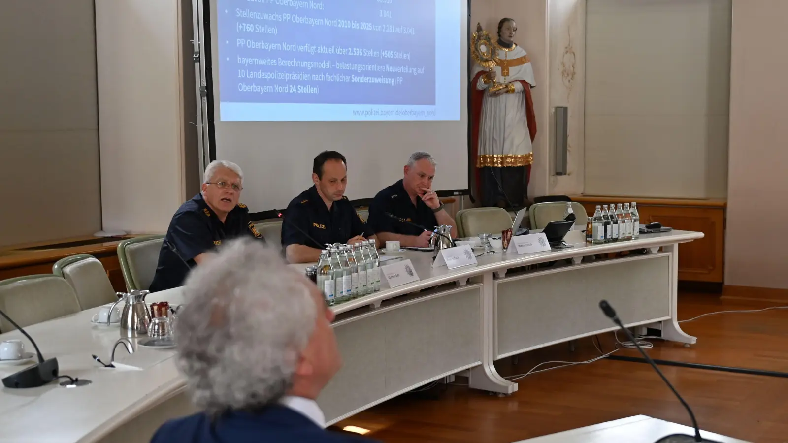 Polizeipräsident Günter Gietl, Polizeidirektor Klaus Hofbeck und Polizeihauptkommissar Markus Czekala (v. l.) stellten die Stellenplanung für die Landkreise Erding, Freising und Ebersberg vor. (Foto: PP OBN)