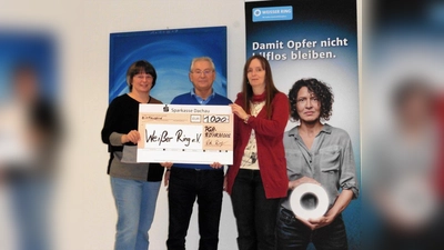 Spendenübergabe: v.l. Rita Rieger, die Vorsitzende des Pfarrgemeinderats, Wolfgang Bössenroth, Leiter der Außenstelle Dachau und Monika Reiter, Pfarrgemeinderat Röhrmoos. (Foto: Rieger)