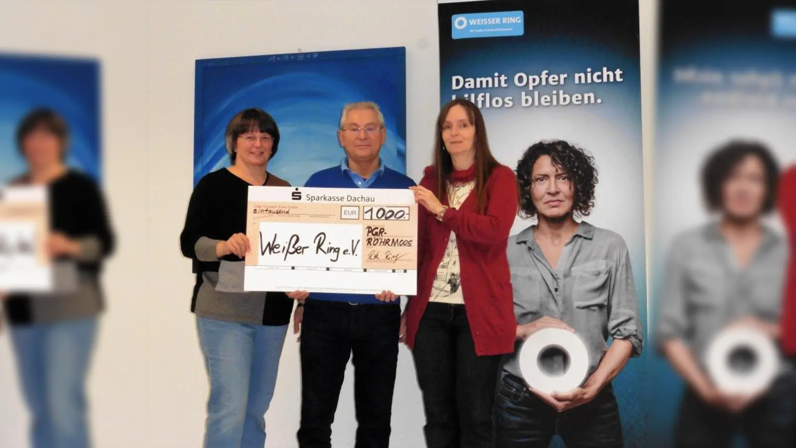 Spendenübergabe: v.l. Rita Rieger, die Vorsitzende des Pfarrgemeinderats, Wolfgang Bössenroth, Leiter der Außenstelle Dachau und Monika Reiter, Pfarrgemeinderat Röhrmoos. (Foto: Rieger)