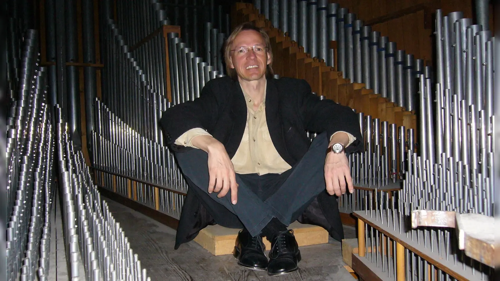 Mit beschwingten Orgelklängen stimmt Armin Becker auf die Faschingstage ein.  (Foto: Armin Becker)