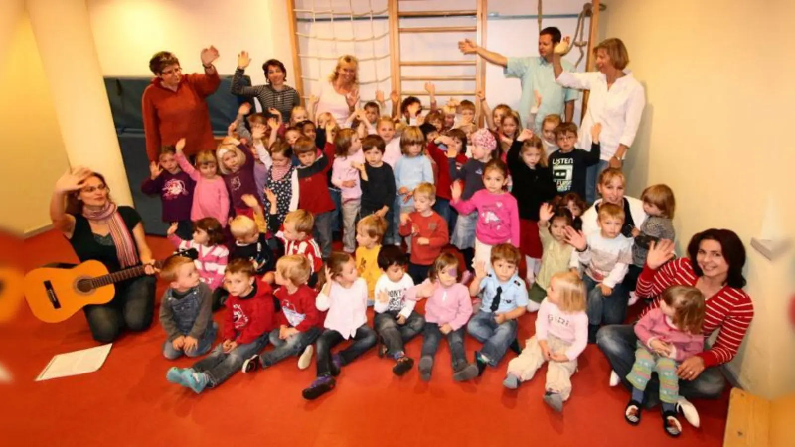 Klappt alles? Die Kinder der „Spielkiste“ haben ihr eigenes Programm einstudiert. Hier bei letzten Proben im Kindergarten. Ganz links Diakonin Marina Müller. (Foto: US)