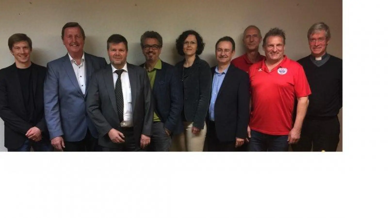 Der Vorstand des TSV Gilching-Argelsried nach der Wahl im Jahre 2017 v.l.: Florian Bayer, Franz Janker, Peter Kramer, Matthias Vilsmayer, Dr. Anna Bayer-Karpinska, Harald Schwab, Hans-Werner Rott, Stefan Schwartling. Mit auf dem Bild, re.: Pfarrer Franz von Lüninck. (Foto: TSV Gilching-Argelsried)