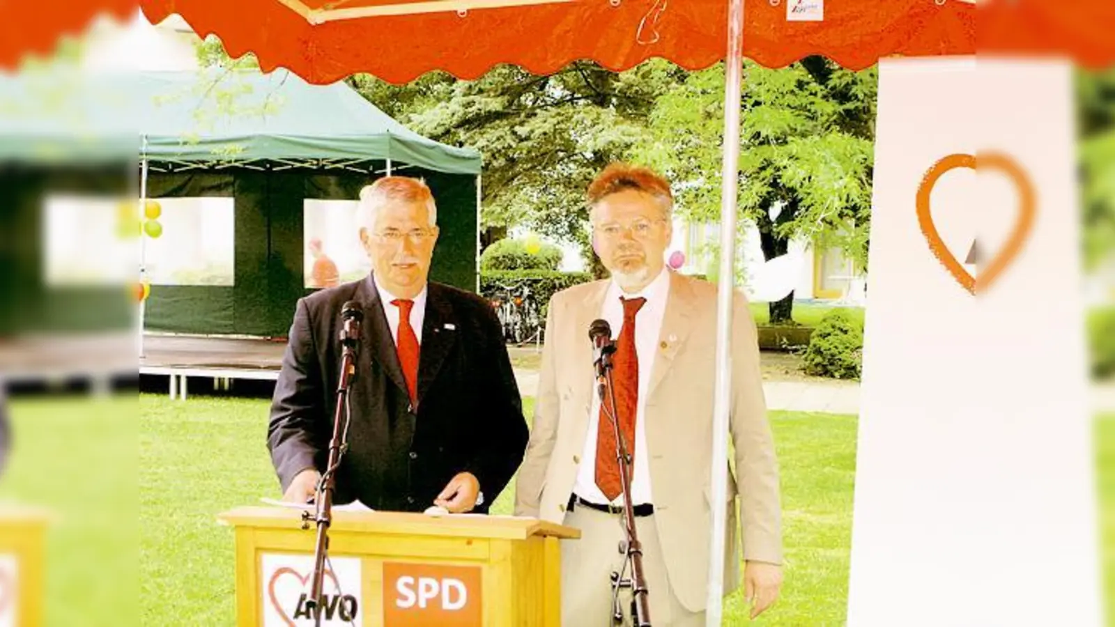 Satz für Satz hielten die Vorsitzenden Joachim Robatzek und Kurt Damaschke abwechselnd ihre Ansprachen.  (Fotos: Föll)